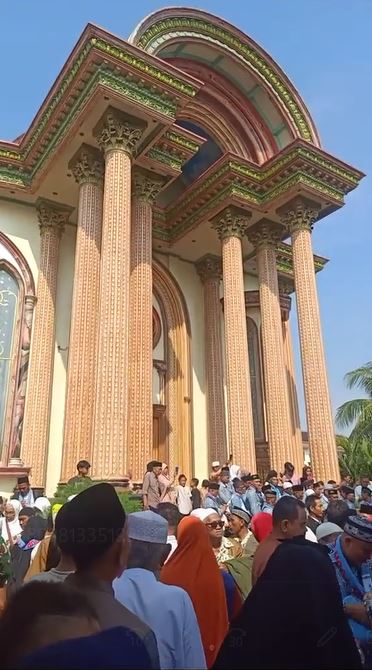 Viral 'sultan' Bojong Koneng berangkatkan ratusan warga di Bekasi untuk umroh gratis, bikin kagum