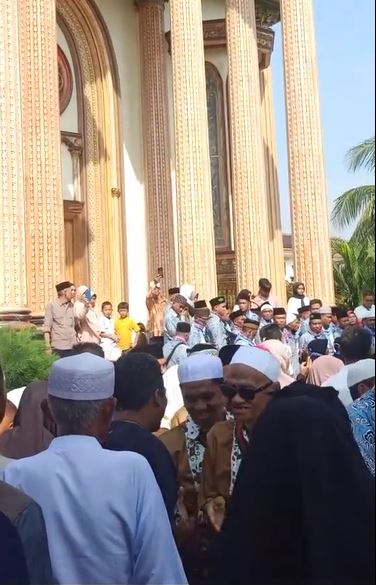 Viral 'sultan' Bojong Koneng berangkatkan ratusan warga di Bekasi untuk umroh gratis, bikin kagum