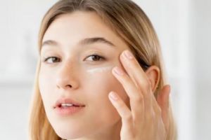 Cuma butuh 1 jenis biji-bijian, begini cara membuat under eye gel untuk lembapkan area bawah mata
