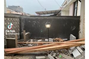 Teras rumah sempit ini dimakeover jadi modern minimalis, potret di malam hari mirip vila di Bali