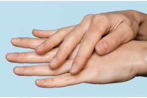 Hanya pakai 2 bahan alami, begini trik atasi jari tangan kasar dan pecah-pecah agar kembali halus