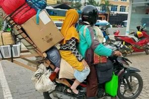 Bak orang mudik, 11 potret kocak driver ojek online bawa barang ini bikin tepuk jidat
