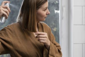 Bebas kimia yang merusak rambut, ini trik bikin hair setting spray pakai 3 bahan alami