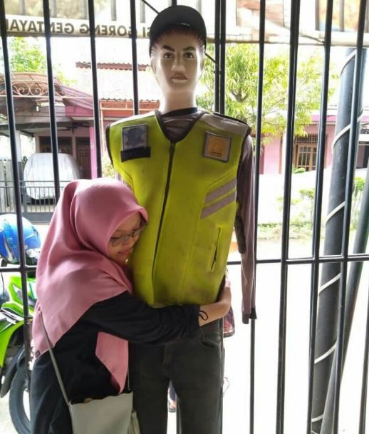 11 Potret kocak orang dengan manekin ini posenya penuh totalitas, nyeleneh abis