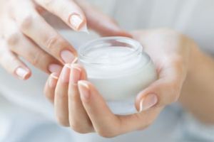 Wajah auto awet muda, ini cara membuat krim pelembap untuk atasi keriput pakai 5 bahan alami