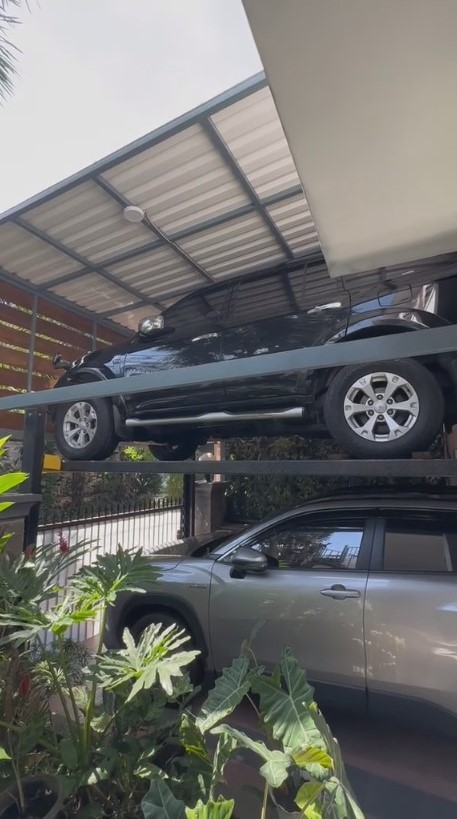 Antiribut dengan tetangga, begini ide cerdas untuk simpan dua mobil di garasi super sempit