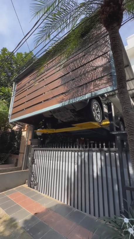Antiribut dengan tetangga, begini ide cerdas untuk simpan dua mobil di garasi super sempit