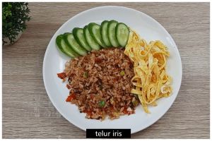 Tanpa beras atau bumbu khusus, ini cara masak nasi goreng kampung rendah kalori