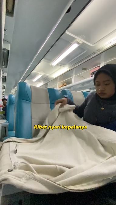 Kamu mungkin nggak kepikiran! Ini cara menyulap sweater jadi bantal leher, atasi pegal saat perjalanan