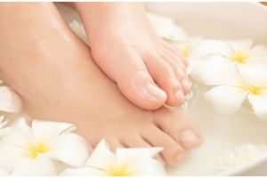 Tak perlu mani pedi di salon, begini trik atasi jamur kuku kaki hanya pakai 1 bahan minuman