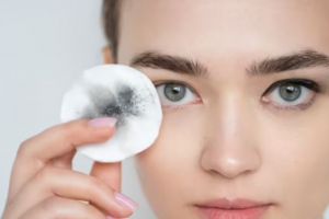 Lebih hemat cuma modal 4 bahan alami, ini cara bikin micellar water ampuh bersihkan makeup