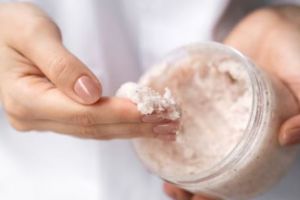 Tak perlu beli, begini trik memutihkan kulit kusam pakai body scrub hanya dari 1 bahan makanan