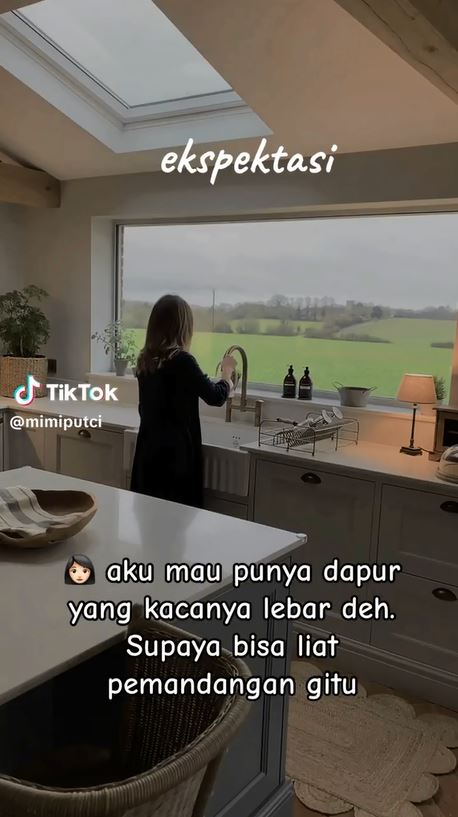 Wanita makeover dapur biar estetik dengan panorama taman, alih-alih manjakan mata malah bikin ngenes