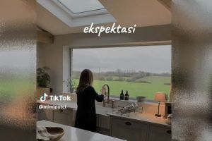 Wanita makeover dapur biar estetik dengan panorama taman, alih-alih manjakan mata malah bikin ngenes