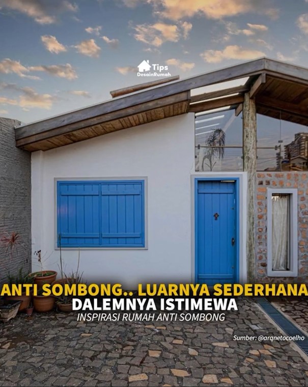 Dari luar kelihatan sederhana, potret interior rumah dengan full furnitur kayu ini bikin melongo