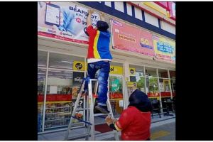 Bikin lihat dua kali, 11 potret kocak di parkiran minimarket ini ada-ada saja tingkahnya