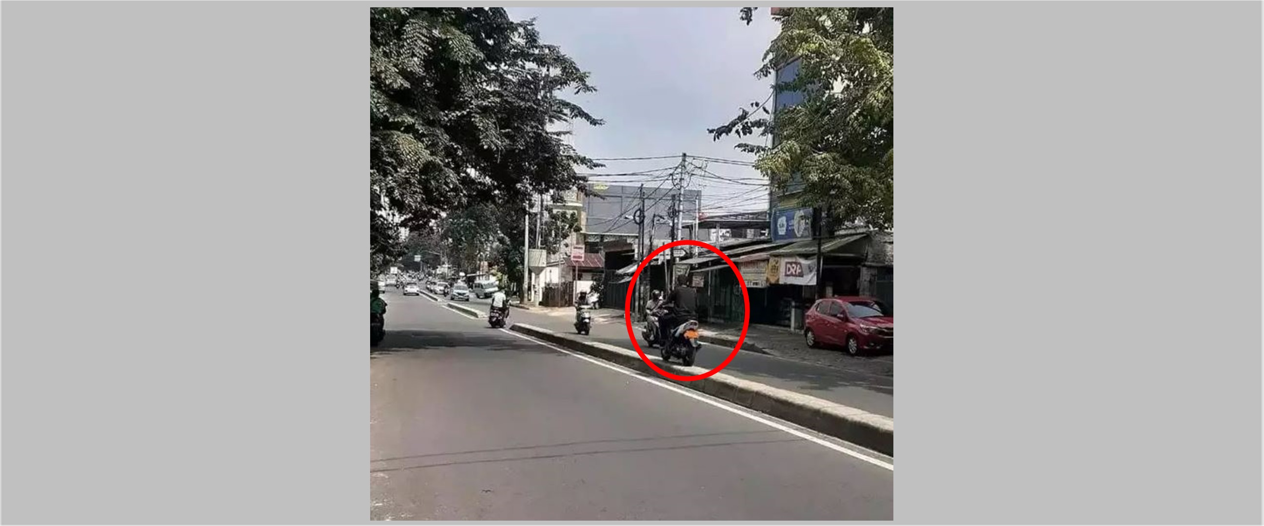 13 Potret kocak di pinggir jalan ini penampakannya bikin mata melotot, kok bisa gitu ya?