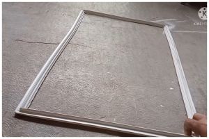 Trik memperbaiki karet pintu kulkas yang kaku dan tak rapat, ampuh pakai 1 bahan