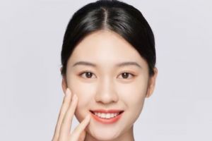 Bukan pakai face mist, ini trik lembapkan sekaligus glowingkan wajah pakai spray dari 1 jenis bunga