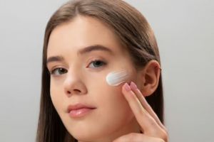 Cara memutihkan wajah pakai face cream dari 5 bahan alami, bantu atasi hiperpigmentasi dan belang