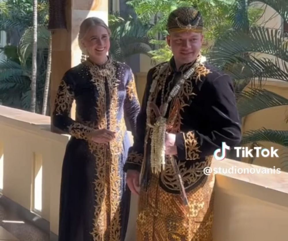 Pilih menikah dengan cara unik, pasangan bule ini adakan pernikahan adat Jawa pakai bahasa Inggris
