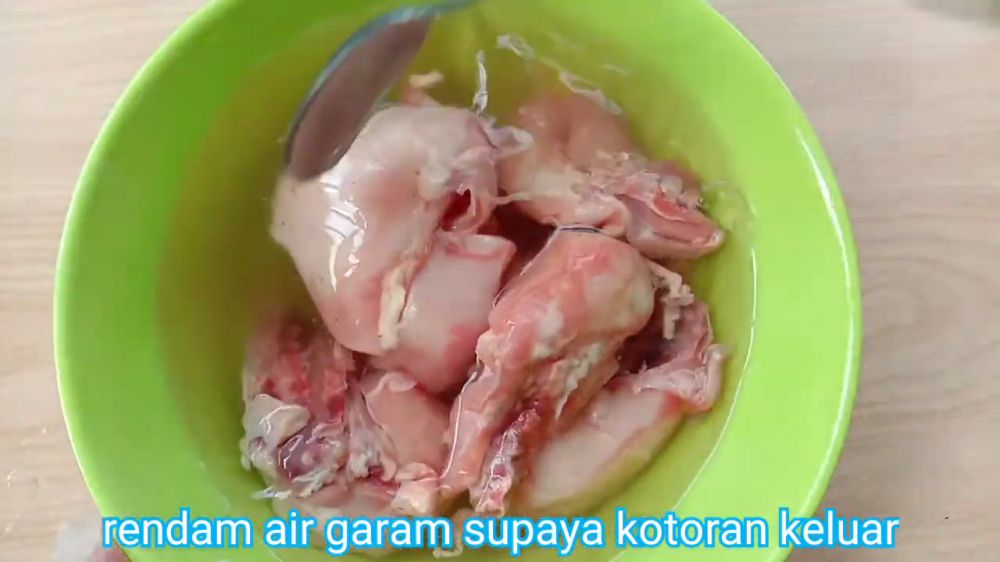 Cara menghilangkan bau amis dan sisa darah pada daging ayam pakai 4 bahan dapur