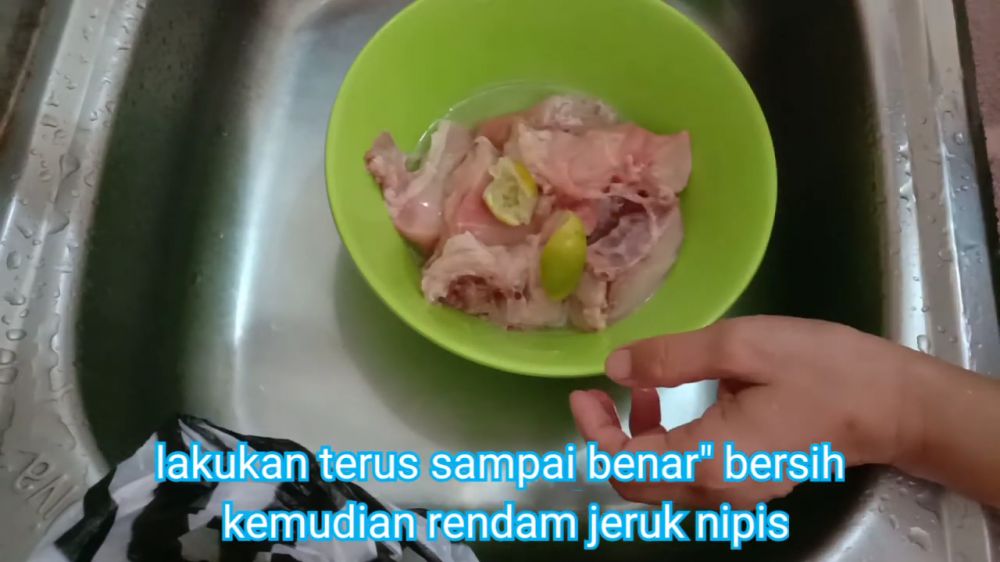 Cara menghilangkan bau amis dan sisa darah pada daging ayam pakai 4 bahan dapur