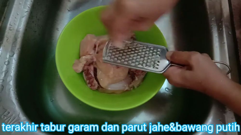 Cara menghilangkan bau amis dan sisa darah pada daging ayam pakai 4 bahan dapur