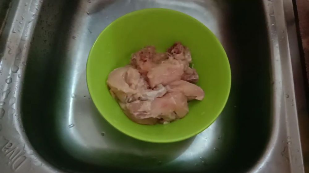 Cara menghilangkan bau amis dan sisa darah pada daging ayam pakai 4 bahan dapur