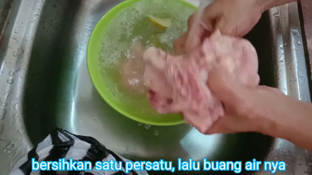 Cara menghilangkan bau amis dan sisa darah pada daging ayam pakai 4 bahan dapur
