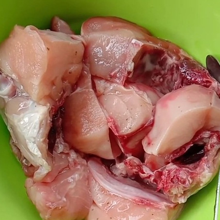 Cara menghilangkan bau amis dan sisa darah pada daging ayam pakai 4 bahan dapur