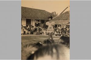 Bocah ikut catwalk ternyata ibu penyanyi top, 11 potret transformasinya tak kalah cantik dari anaknya