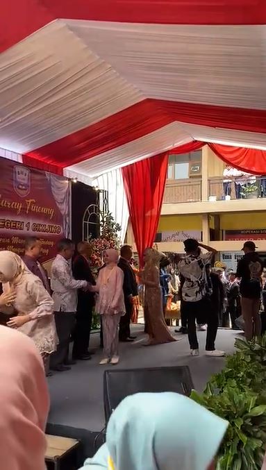 Ikut prosesi wisuda sekolah bak pengantin adat Sunda, penampilan siswi SMP ini bikin guru terkejut