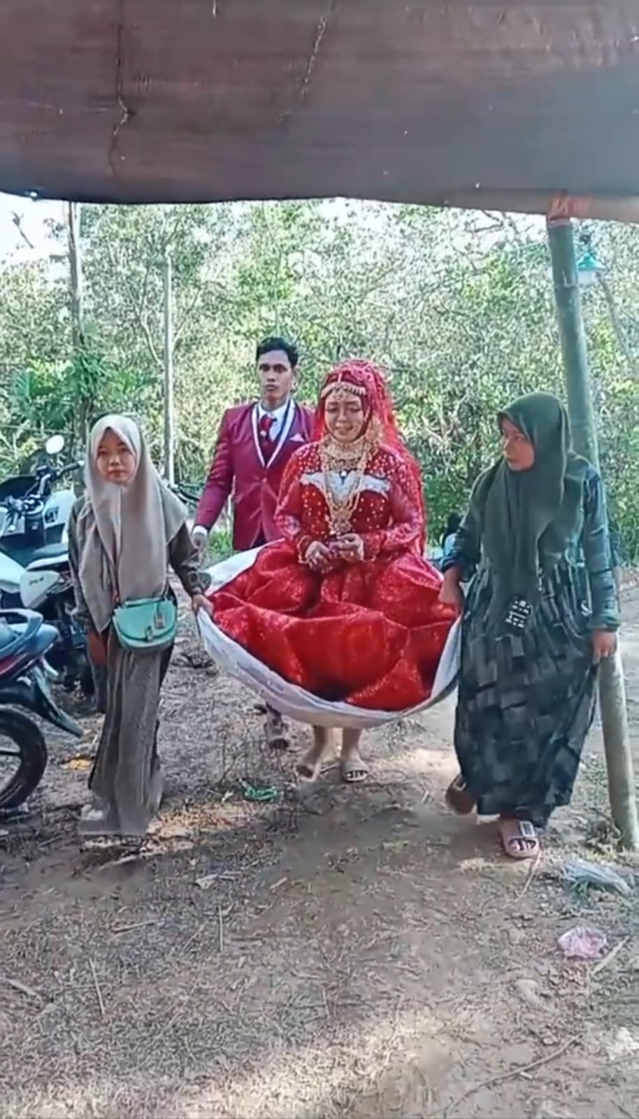 Pasangan ini menikah di teras rumah pakai kain jarik dan kursi plastik, penampakannya bikin takjub