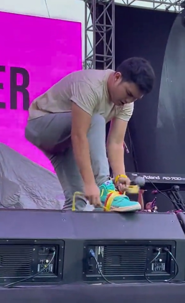 Tak segan tunjukkan sepatunya yang jebol saat manggung, aksi Aldi Taher ini bikin warganet ngakak