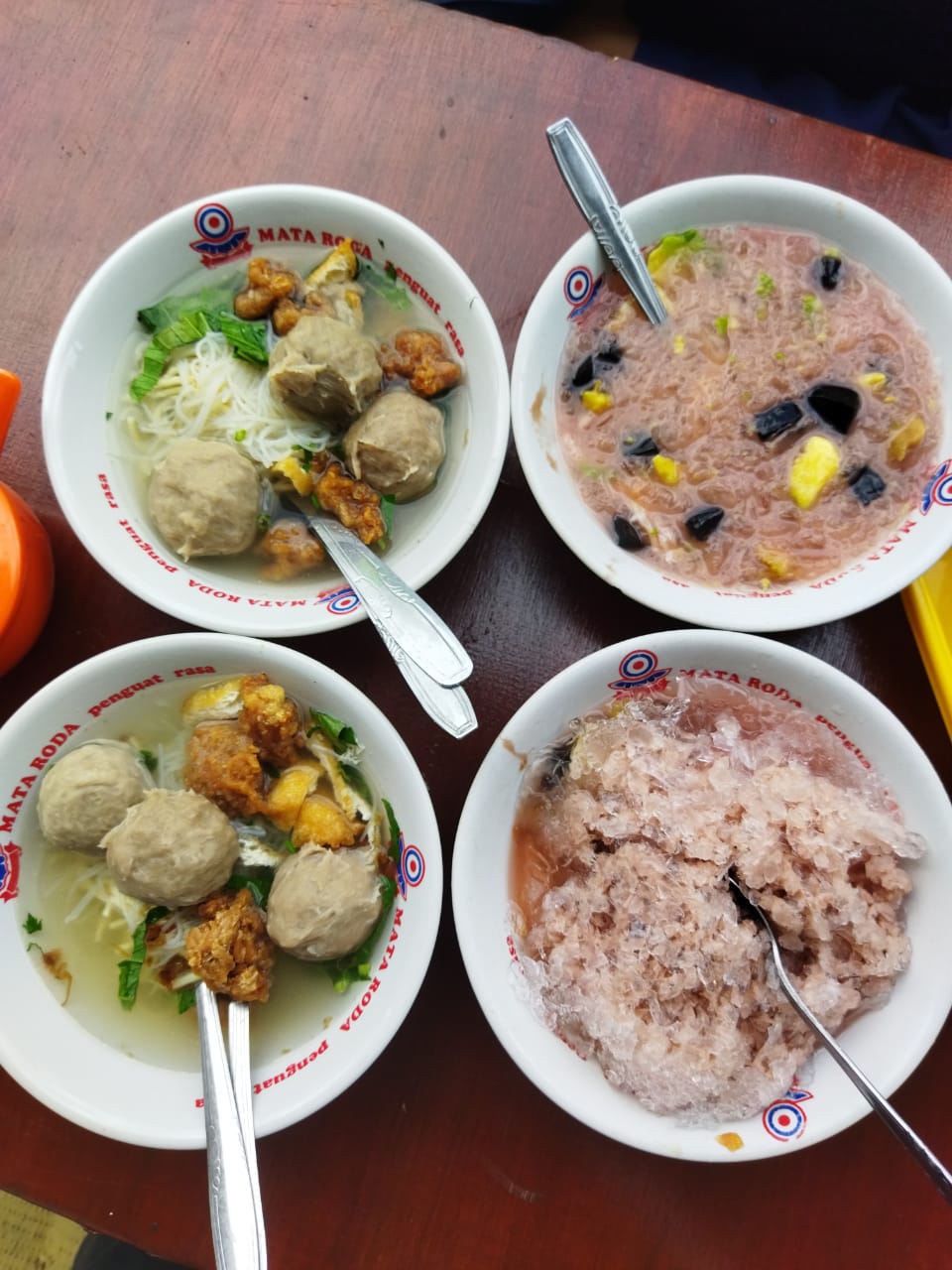 Rahasia di balik larisnya Es Buah PK, meski lesehan tapi ramai pelanggan