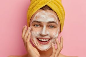 Trik samarkan kerutan di wajah pakai facial wash alami dari 1 jenis sayuran