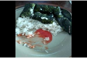 11 Potret kocak kelakuan nyeleneh warga +62 makan sushi ini bikin ngelus dada, nggak gitu caranya