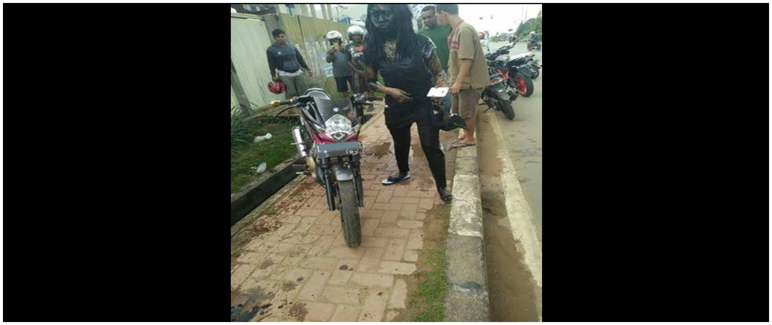 Pengin ketawa tapi kasihan, 11 potret kocak orang apes saat naik motor ini bikin ngelus dada