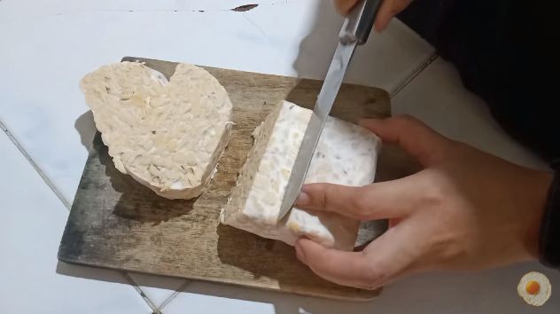 Tanpa baluran tepung dan diungkep dulu, ini cara bikin tempe goreng yang enak dan garing tahan lama