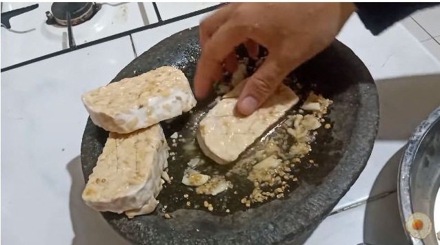 Tanpa baluran tepung dan diungkep dulu, ini cara bikin tempe goreng yang enak dan garing tahan lama