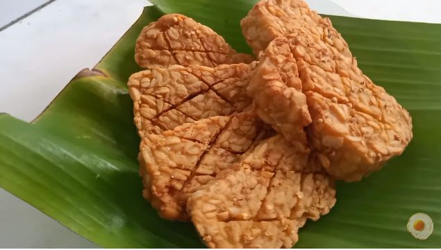 Tanpa baluran tepung dan diungkep dulu, ini cara bikin tempe goreng yang enak dan garing tahan lama