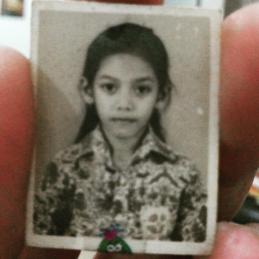 Bocah ini gedenya nggak lulus SMA, kini sukses jadi penyanyi, punya rumah bak kastil di tengah hutan