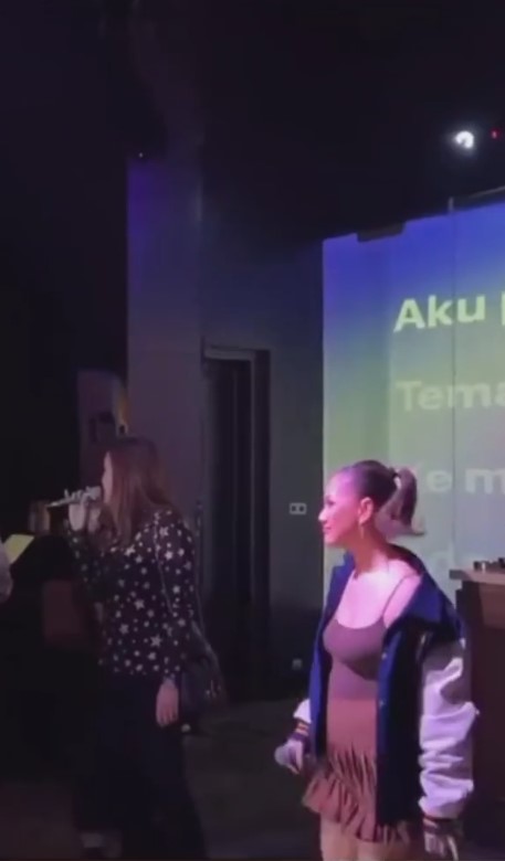 Maia diduga sindir Mulan dengan ganti lirik lagu Teman Tapi Mesra, warganet salah fokus penampilan BCL