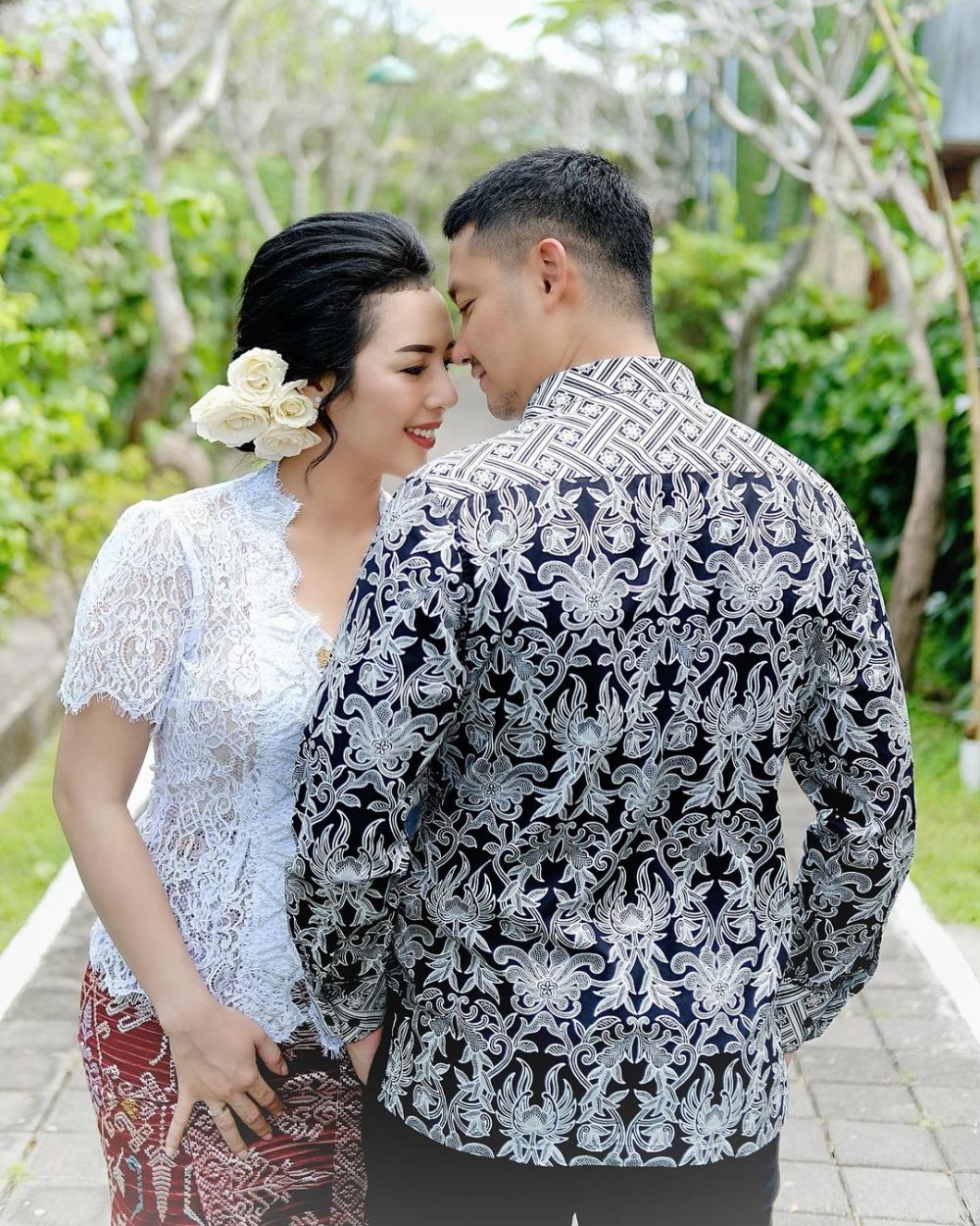 Unggah foto mesra bak pengantin, Angga Wijaya eks suami Dewi Perssik & kekasih banjir ucapan selamat