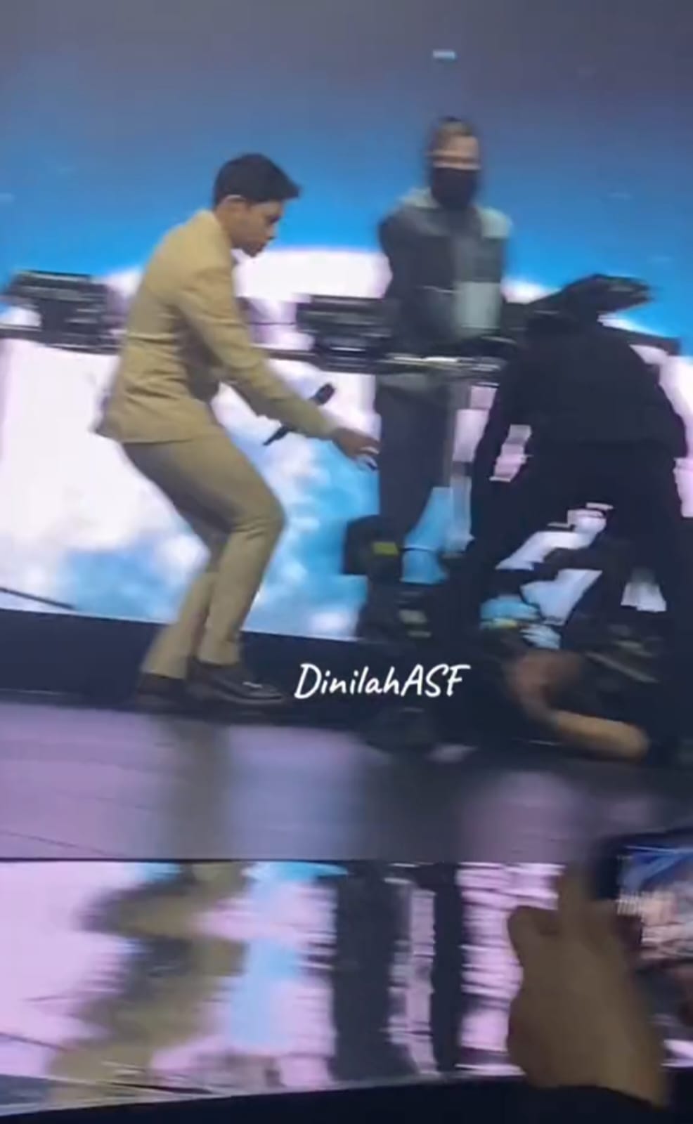 Momen Rony Idol bantu kameramen TV terjatuh padahal lagi live bareng Alan Walker, aksinya tuai pujian