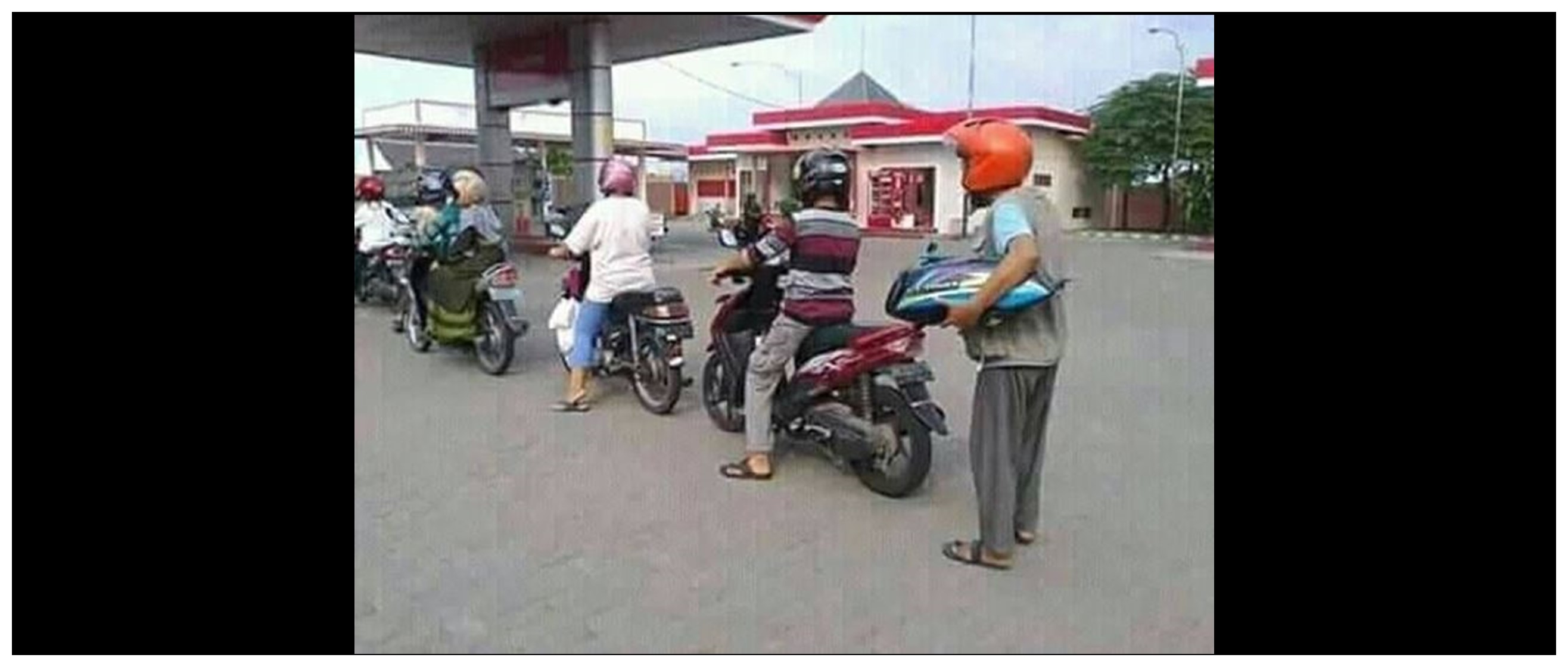 13 Potret kocak momen orang beli bensin di SPBU ini nyeleneh abis, bikin geleng kepala