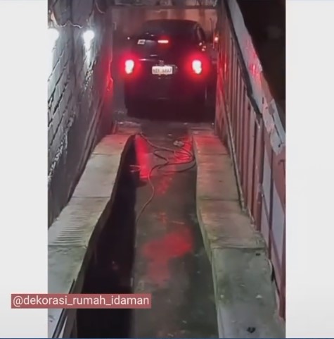 Carport unik untuk parkir mobil di lahan terbatas ini cocok untuk yang tinggal di gang sempit