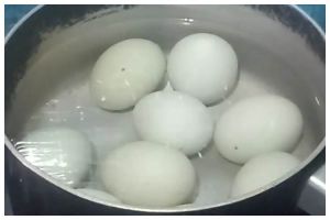 Cukup tambah 3 bahan dapur, ini trik merebus telur bebek agar semakin gurih dan tidak amis