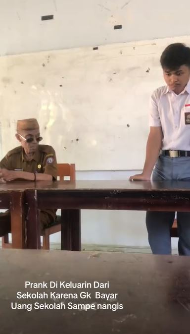 Siswa ini kena prank dikeluarkan dari sekolah karena belum bayar SPP, dibikin nangis saat ulang tahun
